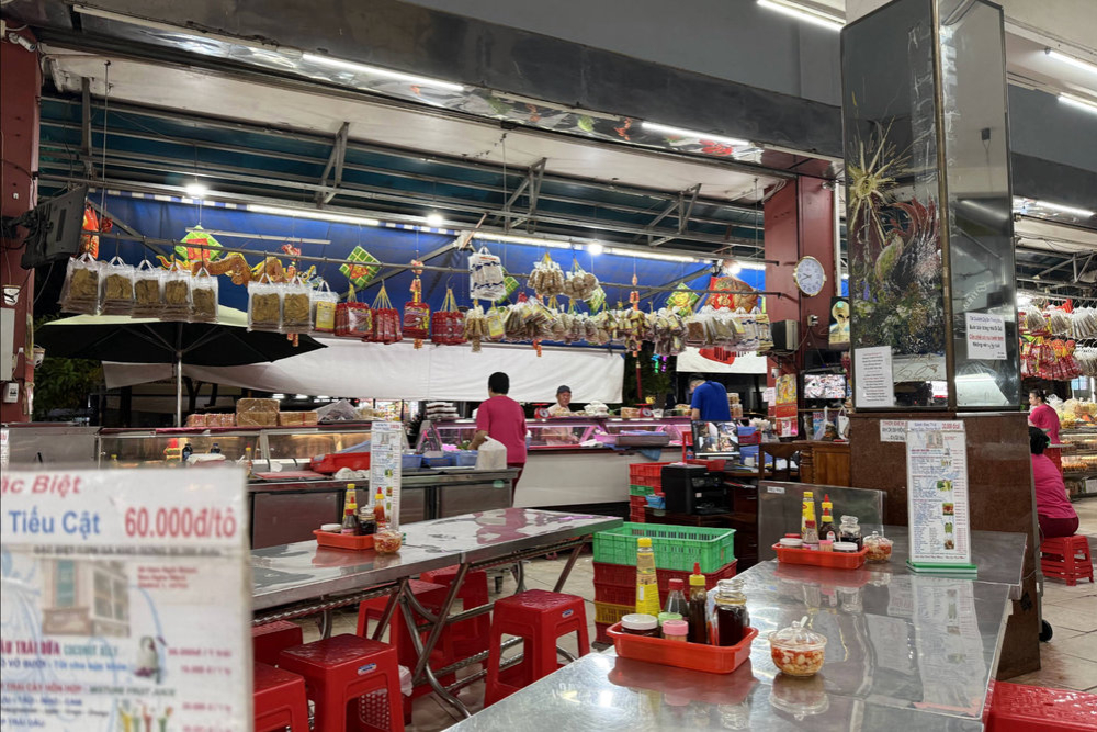 Nhu Lan has an indoor seating area for dine-in customers 